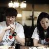 roulette hjul Eri sedang menonton drama Korea di smartphonenya sambil makan makanan Korea